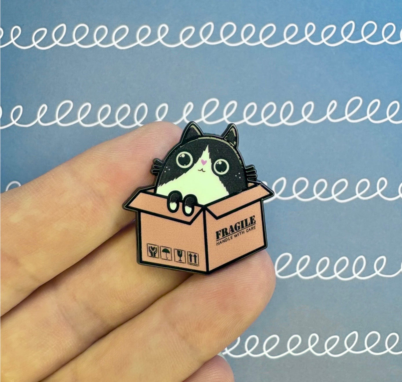 Taina - Pin "Cat in Box" (5 Stück)